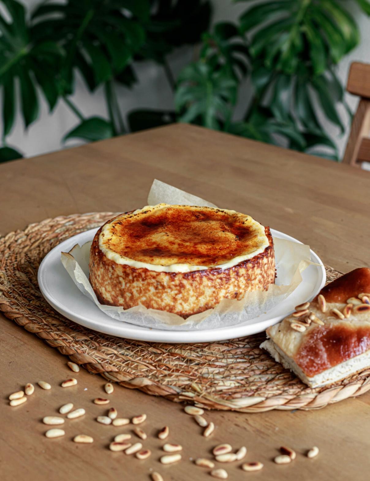 Coca de Sant Joan con crema y piñones