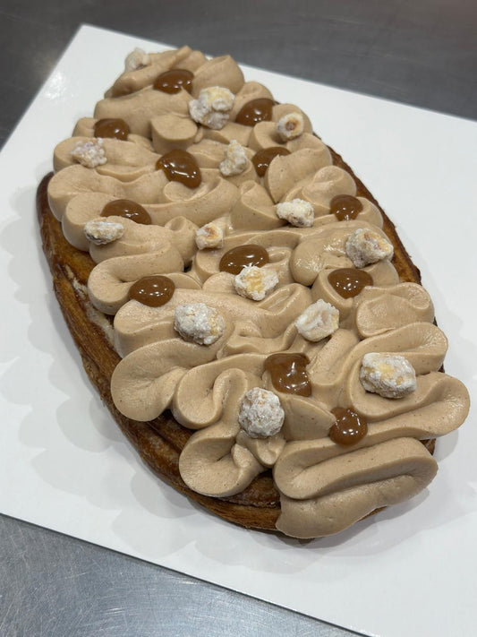 Coca de Croissant y 3 texturas de avellana